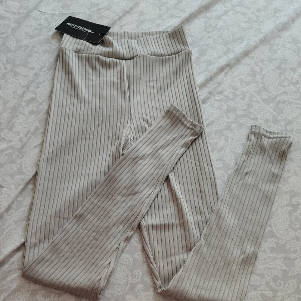 PrettyLittleThing Taupe Ribbed Leggings - Picture 3 of 4